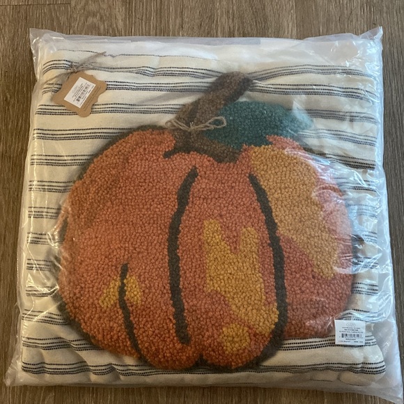 NWT Mud Pie Festive Fall Collection Hook Wool Pumpkin Tasseled Square Pillow - Picture 3 of 3